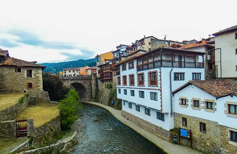 Puente San Cayetano en Potes, Cantabria. / ALERTA