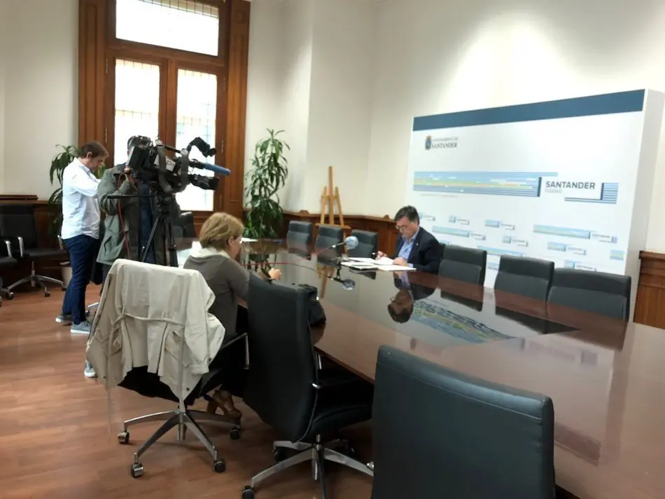 El concejal de Vox en el Ayuntamiento de Santander, Guillermo P&eacute;rez-Cos&iacute;o durante una rueda de prensa.