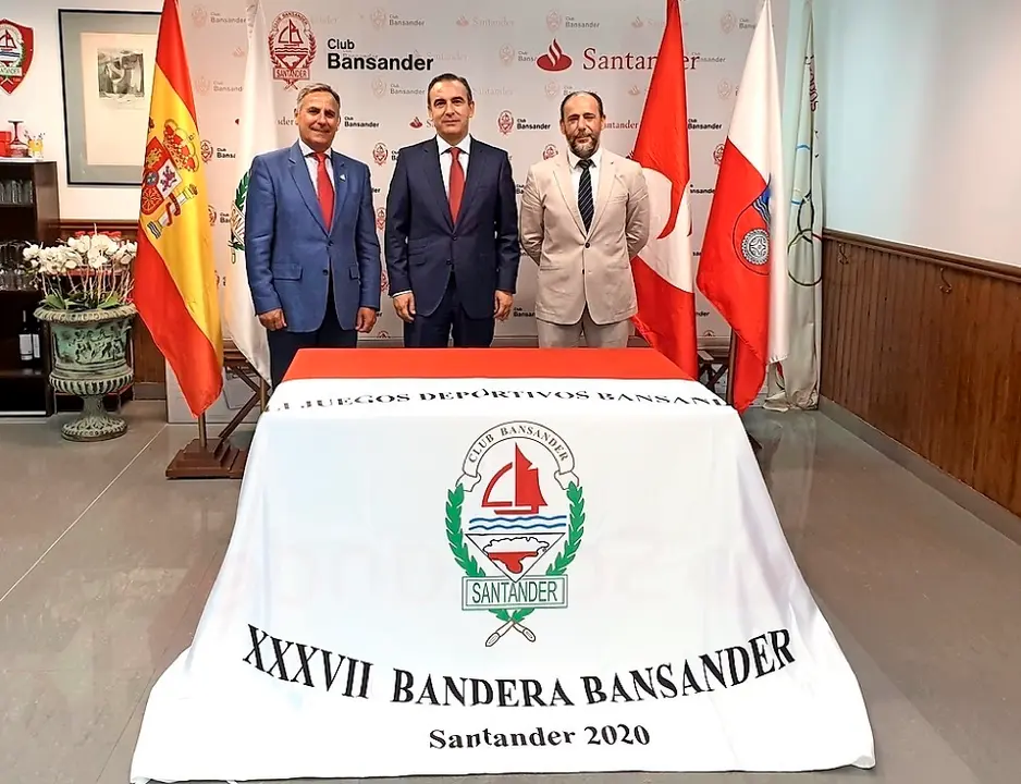 La regata se present&oacute; ayer con la presencia de Manuel Iturbe, director territorial del Santander en Asturias y Cantabria; V&iacute;ctor Canal, presidente de la Federaci&oacute;n C&aacute;ntabra de Remo y Eugenio De Juana, presidente del Club Bansander.