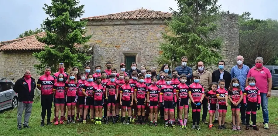 Representantes del CD Nano Gonz&aacute;lez de ciclismo y de su patrocinador, Construcciones Pano, junto a los alcal- des de Ruiloba, Alfoz y Santillana procedieron a la inau- guraci&oacute;n de un circuito de entrenamiento para la especia- lidad de BTT.