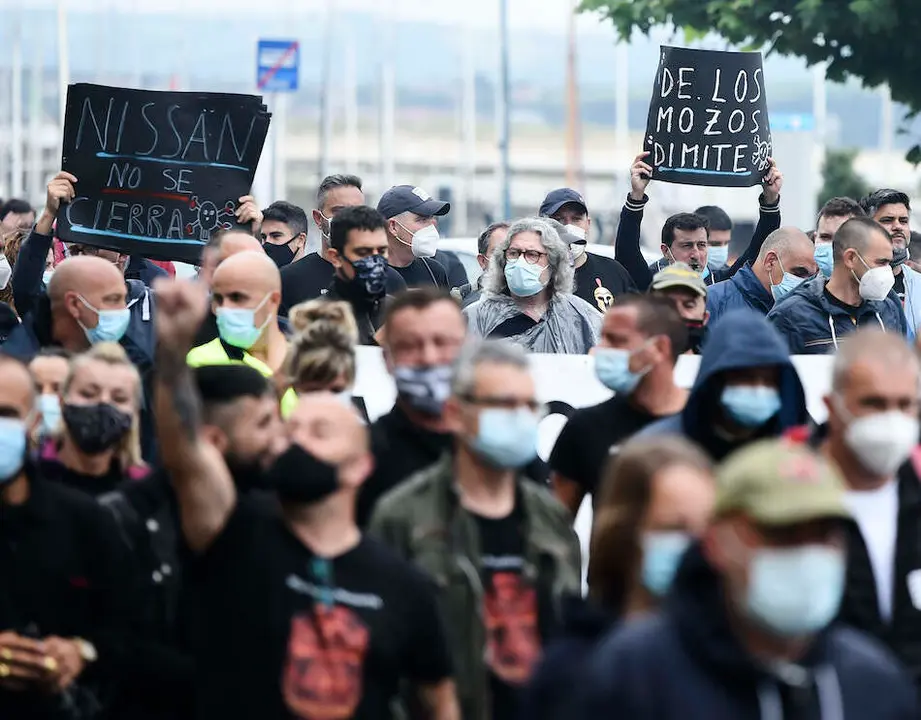 Trabajadores de Nissan Barcelona levantan el brazo como signo de protesta en la manifestaci&oacute;n convocada en el centro de la ciudad, a la que han acudido con pancartas, en Santander, Cantabria (Espa&ntilde;a), a 2 de julio de 2020. Esta es la segunda de las protestas que han realizado en la regi&oacute;n &ndash;ayer se concentraron en ante la f&aacute;brica de Nissan en Los Corrales de Buelna- a consecuencia del anuncio, el pasado 28 de mayo, por parte de la compa&ntilde;&iacute;a de autom&oacute;viles, del cierre de las plantas de la Zona Franca de Barcelona.

02 JULIO 2020;NISSAN;CANTABRIA;SANTANDER;NISSAN BARCELONA

2/7/2020