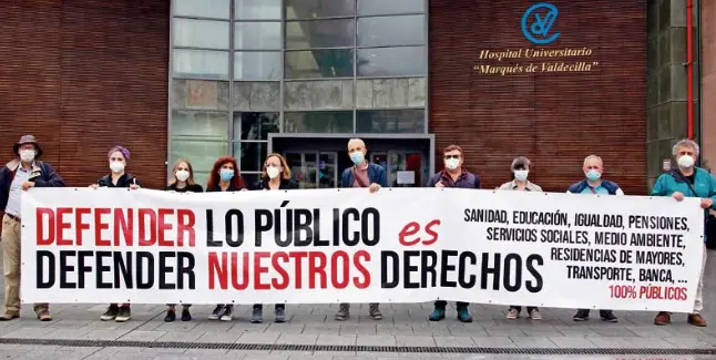 El acto en el que se ha informado de las concentraciones se ha desarrollado en la puerta norte del Hospital Valdecilla. / jos&eacute; ram&oacute;n