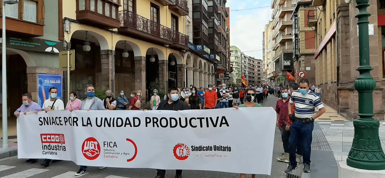 La manifestaci&oacute;n iba encabezada por una pancarta con el lema "Sniace". / S.D.