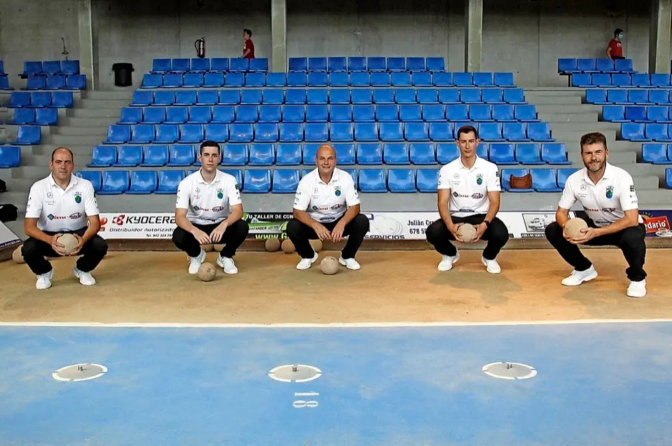 Los jugadores de la Pe&ntilde;a Pe&ntilde;acastillo Anievas Mayba, en la bolera Mateo Grijuela, preparados para el arranque. / Jos&eacute; Ram&oacute;n
