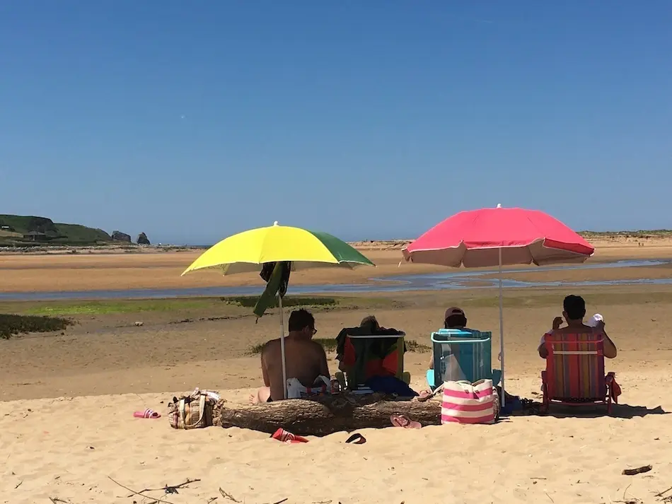Playa de Mogro en el d&iacute;a de ayer. / S.D.