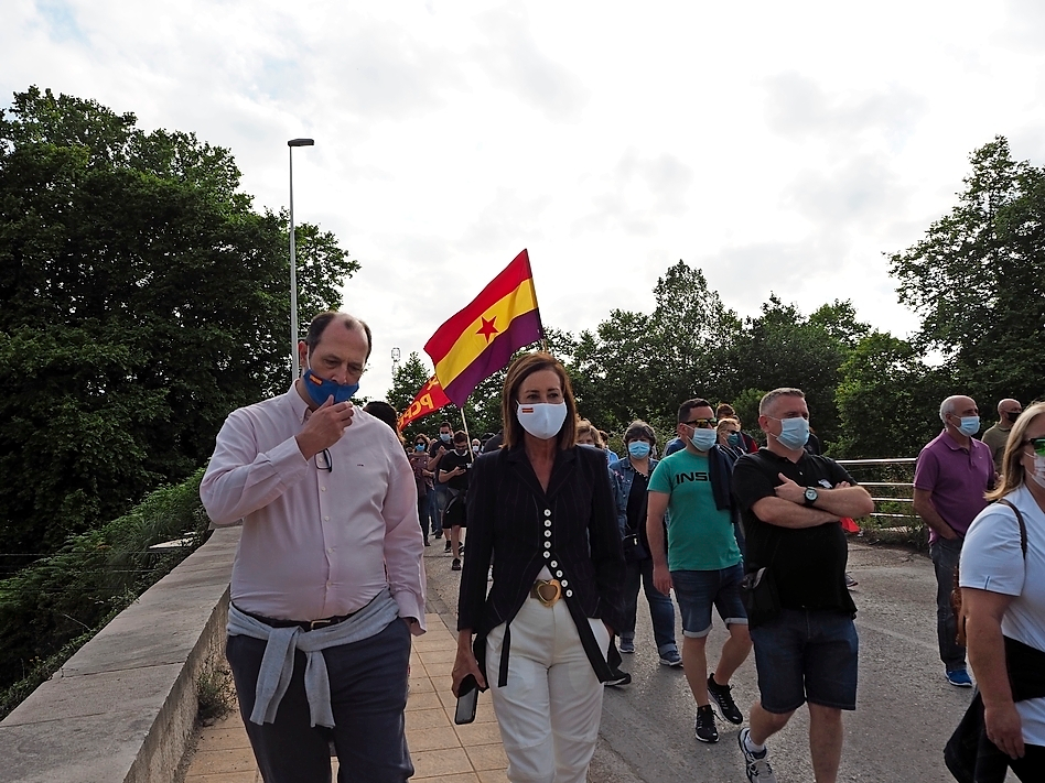 La portavoz municipal del PP en Torrelavega este viernes en la manifestaci&oacute;n por la unidad productiva de Sniace. / S.D.