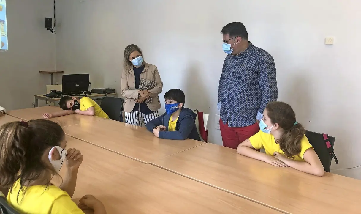 Cristina Laza durante la visita al campus de verano. / ALERTA