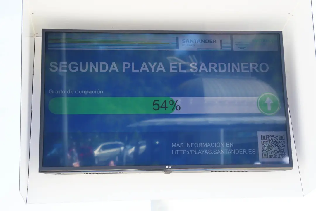 Una pantalla instalada en los accesos autorizados indica el porcentaje de ocupaci&oacute;n de la playa. / J. Ram&oacute;n