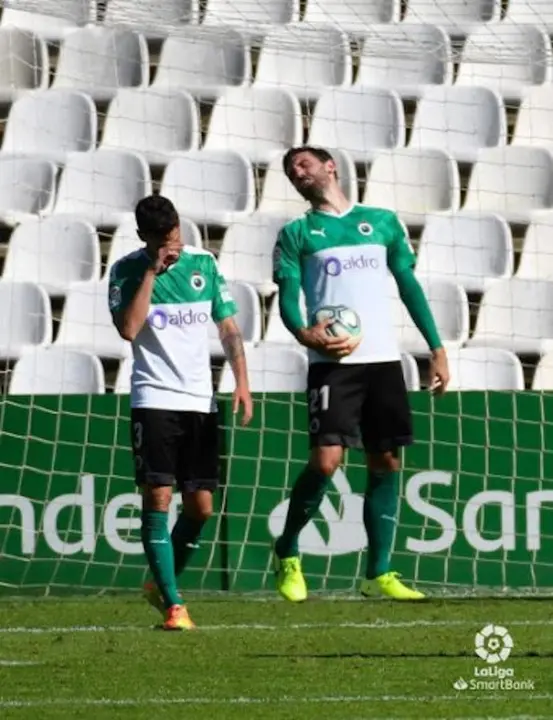 04/07/2020 18:16 (UTC)
Tem&aacute;tica:
Deporte &raquo; F&uacute;tbol
Dos jugadores del Racing de Santander se lamentan el d&iacute;a que el equipo c&aacute;ntabro perdi&oacute; la categor&iacute;a. EFE/Foto de LaligaSantander