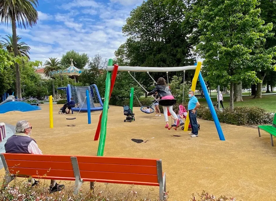 El Ayuntamiento abre m&aacute;s &aacute;reas infantiles de la ciudad. / ALERTA