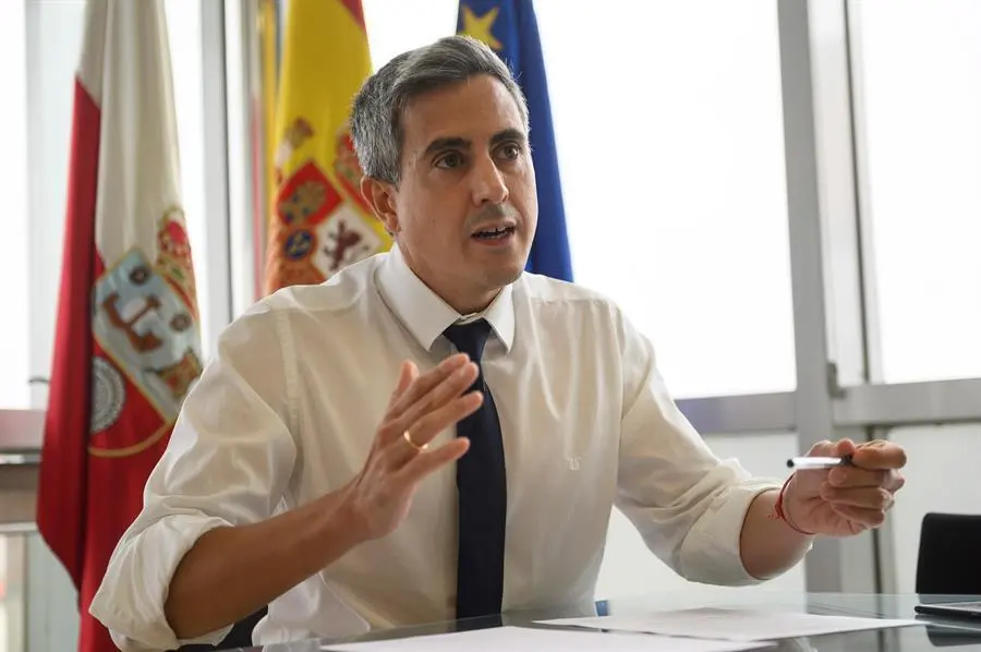 El l&iacute;der del PSC-PSOE y vicepresidente regional, Pablo Zuloaga, afirma durante una entrevista mantenida  Santander. /Pedro Puente Hoyos