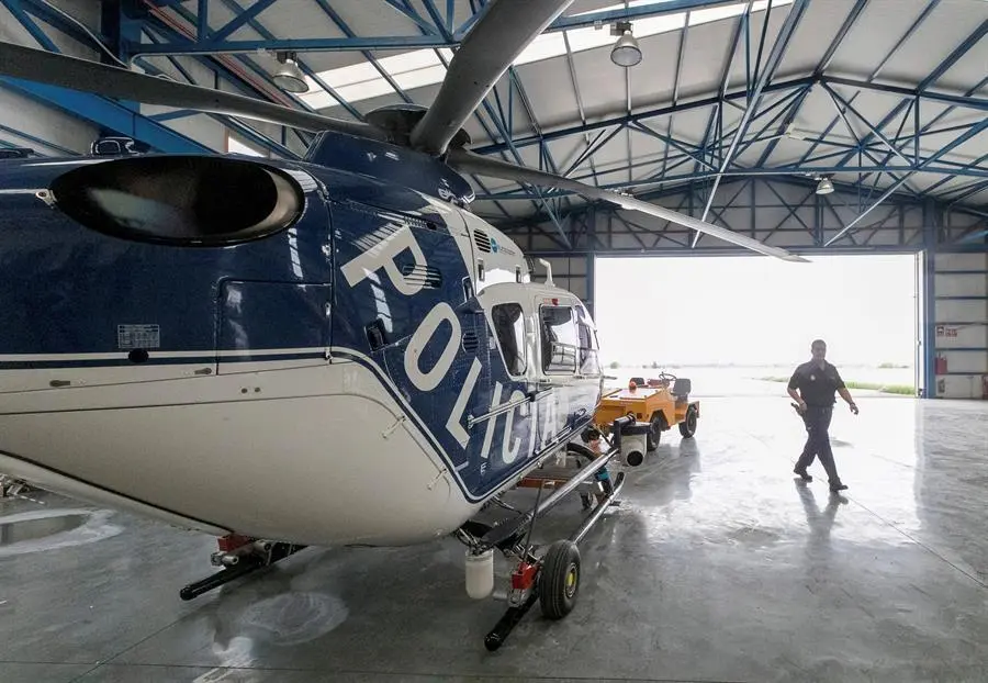 El Servicio de Medios A&eacute;reos de la Polic&iacute;a Nacional, en Zaragoza desde el a&ntilde;o 2015, se convierte en los &ldquo;ojos&rdquo; de los agentes, como apoyo a bordo de su helic&oacute;ptero en misiones que van desde localizar plantaciones de marihuana, hasta controlar las medidas establecidas por el estado de alarma o seguir veh&iacute;culos que se han dado a la fuga en Zaragoza. EFE/Javier Cebollada