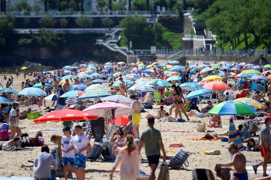Vista de la Playa de El Sardinero, en Santander, donde este s&aacute;bado se ha estrenado un sistema de conteo para controlar el aforo. EFE/Pedro Puente Hoyos