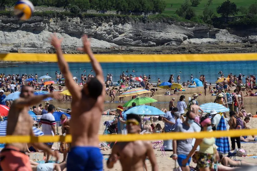 Vista de la Playa de El Sardinero, en Santander, donde este s&aacute;bado se ha estrenado un sistema de conteo para controlar el aforo. EFE/Pedro Puente Hoyos