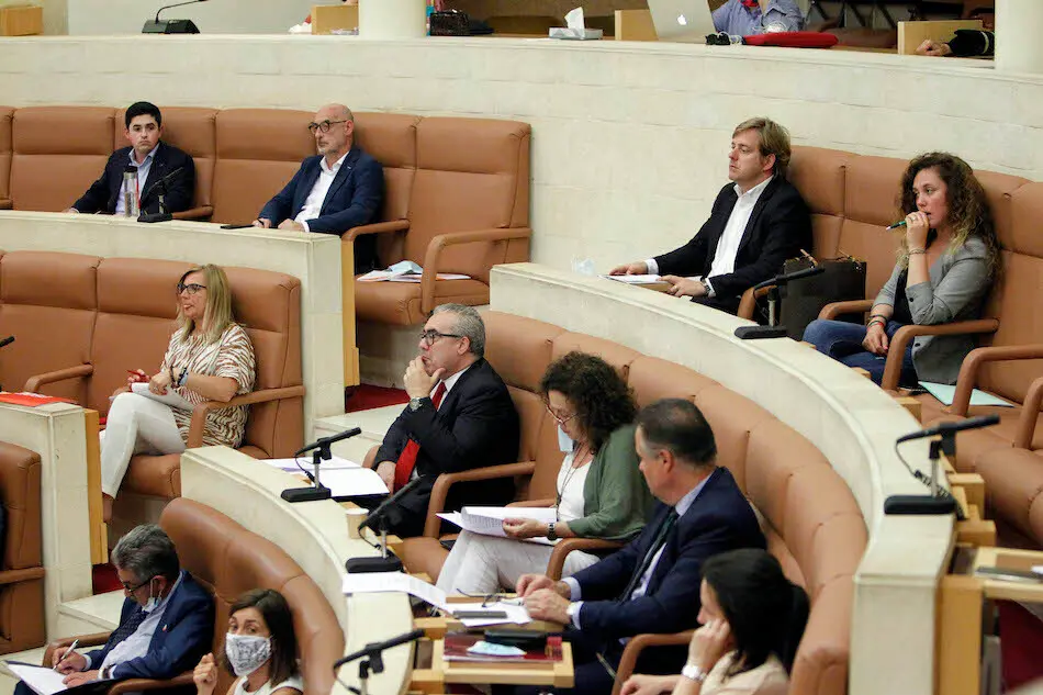 El Parlamento de Cantabria en una sesi&oacute;n la semana pasada. / J. Ram&oacute;n