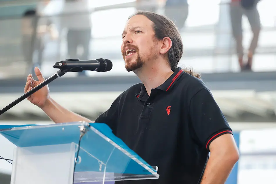 El vicepresidente segundo del Gobierno y l&iacute;der de Podemos, Pablo Iglesias, durante su intervenci&oacute;n para apoyar al candidato de Galicia. / E. PRESS