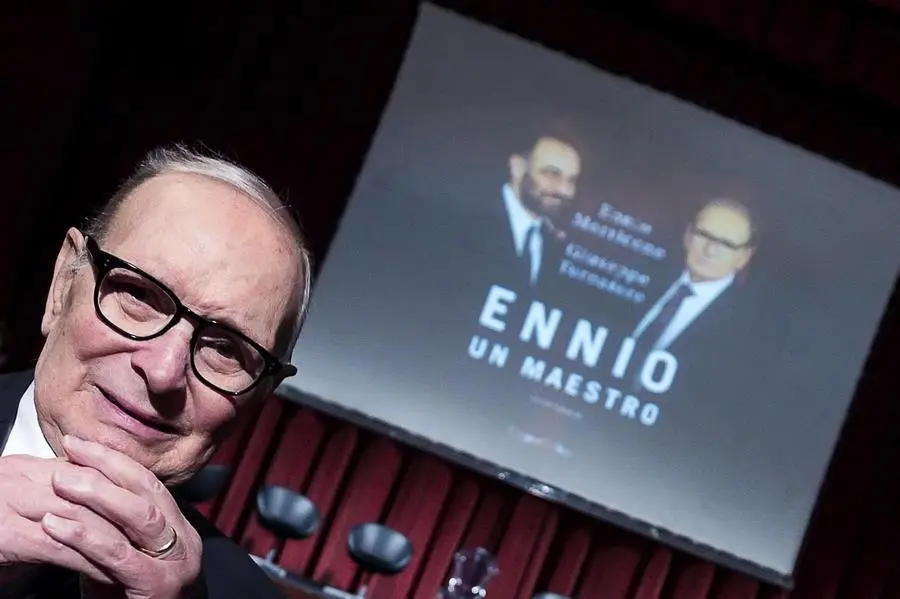 El compositor italiano Ennio Morricone posa durante la presentaci&oacute;n del libro "Ennio, Un maestro. Conversazione" de Ennio Morricone y Giuseppe Tornatore en el Teatro Quirino de Roma, Italia, 12 de noviembre de 2018 (reeditado el 06 de julio de 2020). EFE / ANGELO CARCONI