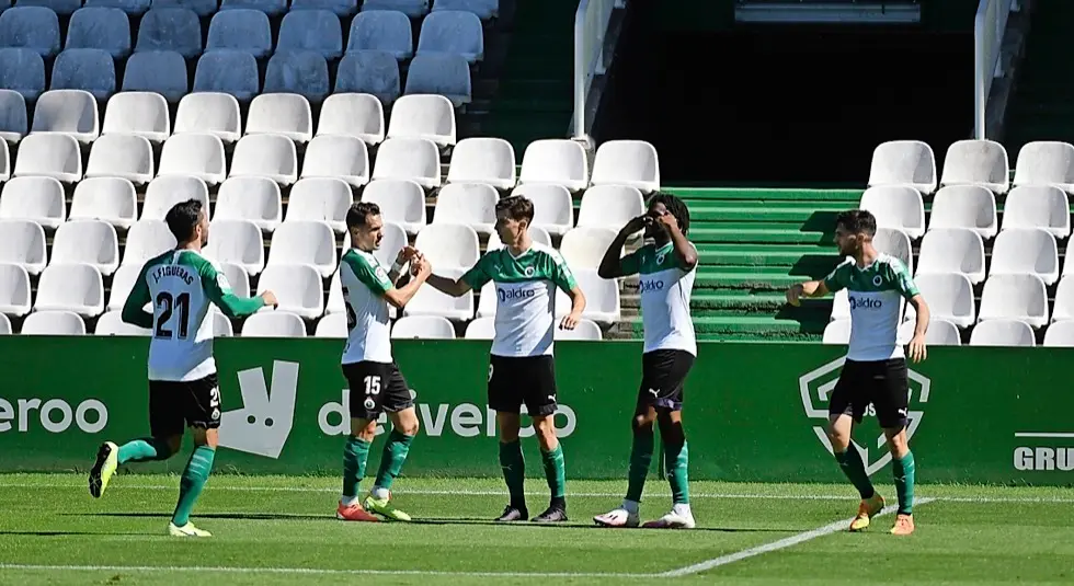 Nkaka, pidiendo cabeza a sus compa&ntilde;eros despu&eacute;s del gol de Guillermo el pasado s&aacute;bado. /Hardy