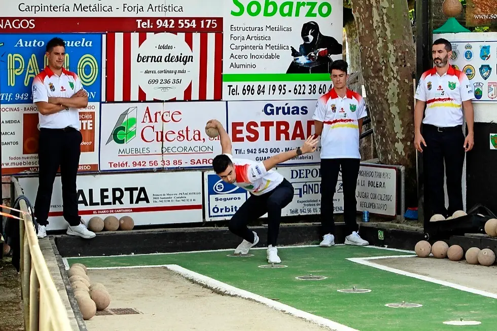 Sobarzo, en el tiro, y San Jorge Ganados Tierra C&aacute;ntabra, en el birle, ayer en el partido disputado entre ambos. / Jos&eacute; Ram&oacute;n