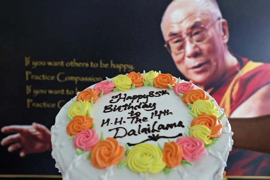 Un pastel de cumplea&ntilde;os frente a un retrato durante las celebraciones por el 85 cumplea&ntilde;os del l&iacute;der espiritual tibetano Dalai Lama en McLeod Ganj, cerca de Dharamsala, India, 06 de julio de 2020.  EFE/EPA/SANJAY BAID