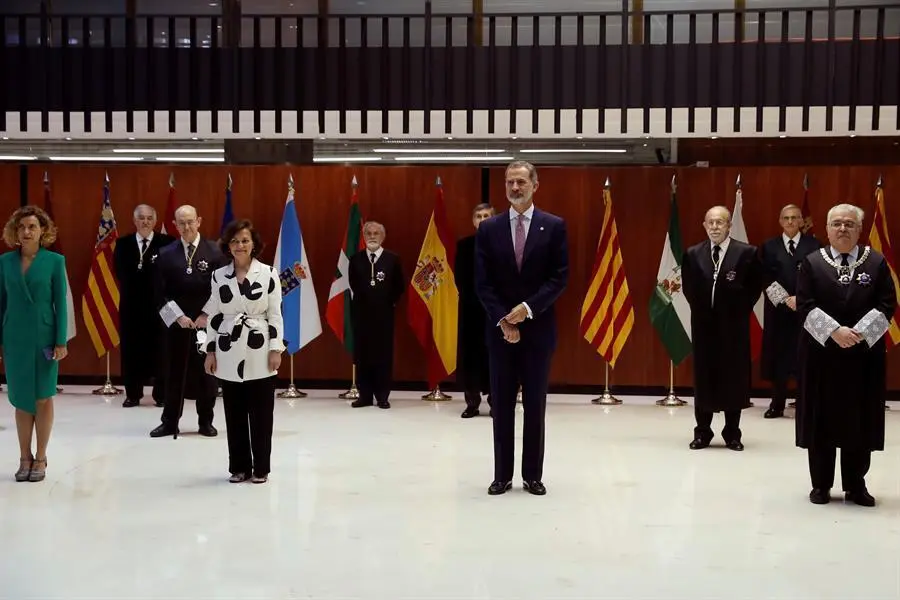 El rey Felipe, acompa&ntilde;ado por el presidente del TC, Juan Jos&eacute; Gonz&aacute;lez Rivas; la vicepresidenta del Gobierno, Carmen Calvo, y la presidenta del Congreso, Meritxell Batet, durante el acto del 40 aniversario del Tribunal Constitucional celebrado este lunes. EFE/J.J. Guill&eacute;n POOL