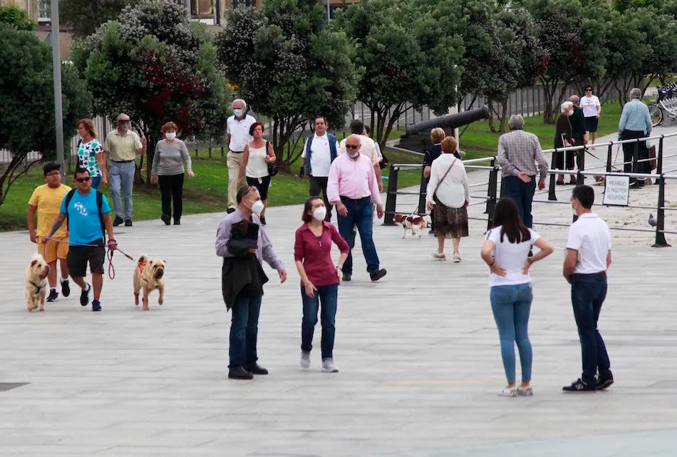 Varias personas con mascarilla y sin ella pasean en Santander. / J. Ram&oacute;n
