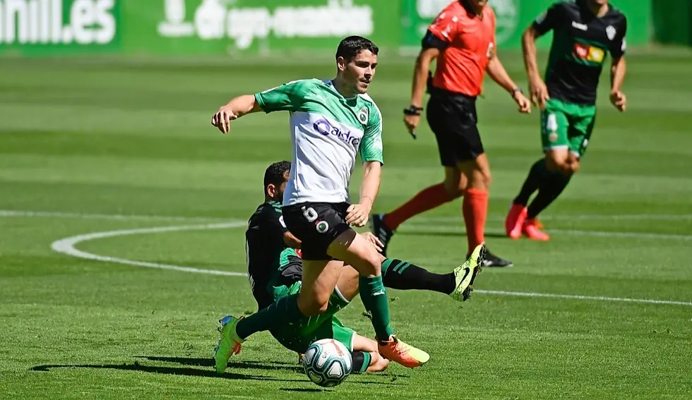 Sergio Ruiz, recibiendo una entrada de un jugador del Elche. / hardy
