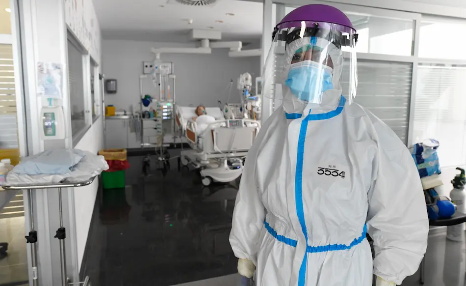 Una sanitaria en 
el hospital Valdecilla, zona de la UCI. / ARCHIVO
