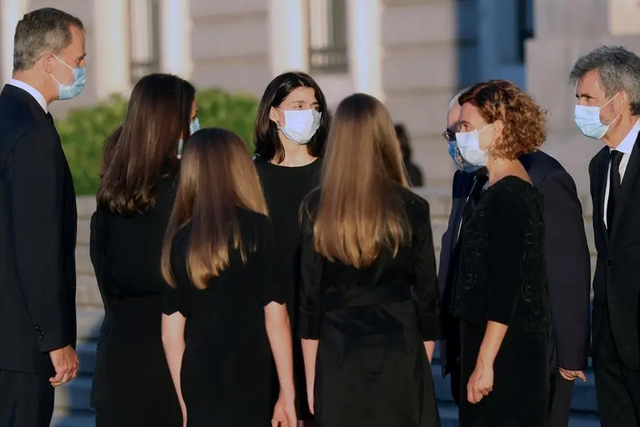 El rey Felipe Vi, la reina Letizia (2i), la presidenta del Congreso, Meritxell Batet (2d), la del Senado, Pilar Llop (4i) la princesa Leonor y la infanta Sof&iacute;a este lunes a la salida de la misa funeral que se celebra en la catedral de la Almudena, en Madrid, por todos los fallecidos a causa de la pandemia de coronavirus. EFE/ Kiko Huesca