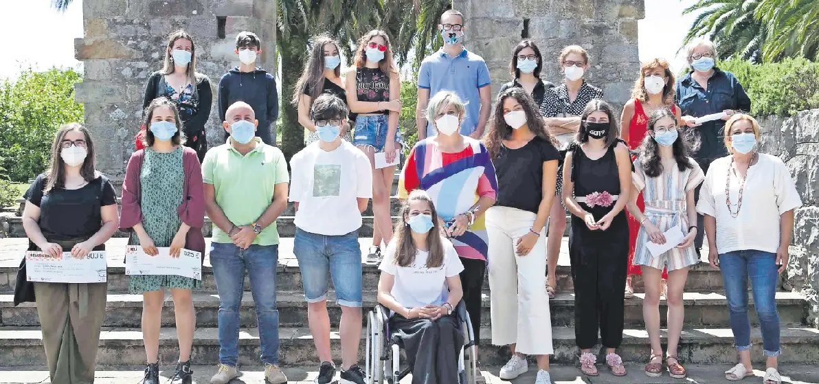 Autoridades y premiados posan para la foto de familia. / Alerta
