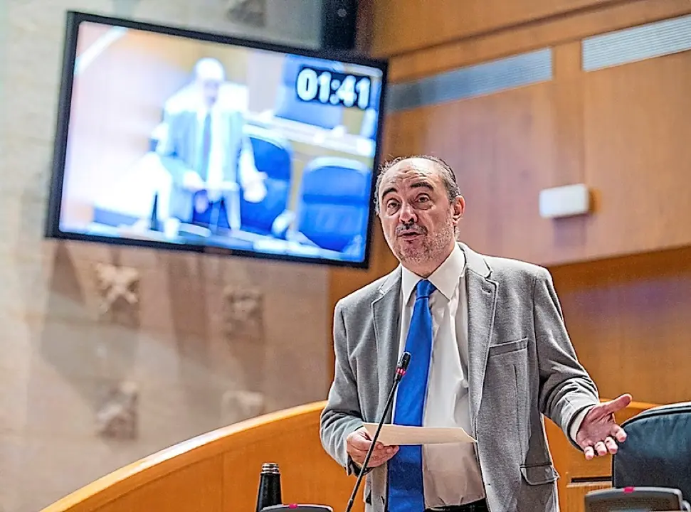 El presidente de Arag&oacute;n, Javier Lamb&aacute;n, ha asegurado este viernes que su Gobierno ha provisto a los profesionales sanitarios de todo el material de protecci&oacute;n con el que ha contado y que lo ha buscado desde el inicio de la pandemia "con u&ntilde;as y dientes en todos los confines del mundo". As&iacute; lo ha afirmado en la sesi&oacute;n de control en las Cortes en respuesta a una pregunta del diputado de Vox Santiago Mor&oacute;n sobre los errores en la gesti&oacute;n de la crisis sanitaria a tenor de la condena del Juzgado de lo Social de Teruel al Gobierno de Arag&oacute;n por no suministrar material de protecci&oacute;n a los sanitarios frente al coronavirus, a la que se sum&oacute; otra ayer mismo del Juzgado de lo Social de Huesca y est&aacute; pendiente otra en Zaragoza. EFE/Javier Cebollada