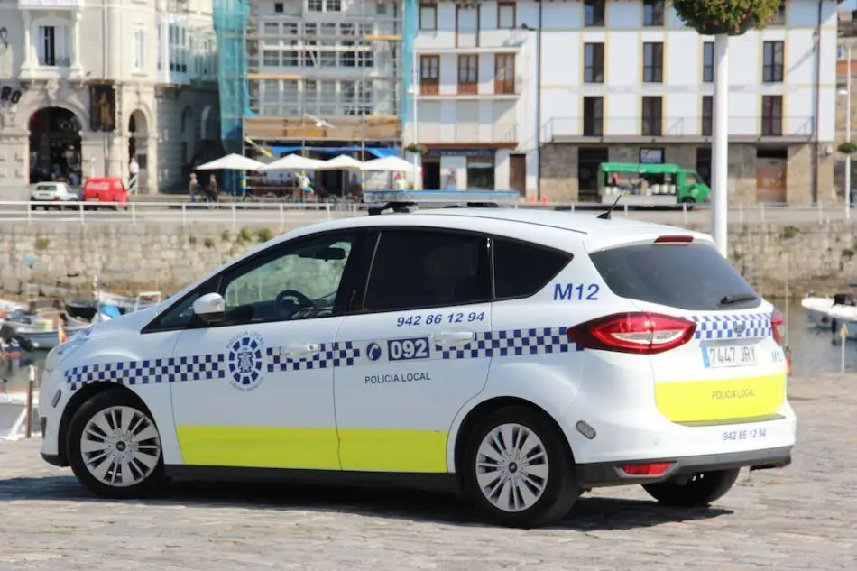 Polic&iacute;a de Castro Urdiales.