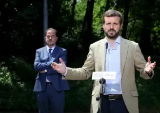 Pablo Casado visita San Sebasti&aacute;n para apoyar a Iturgaiz
Pablo Casado visita San Sebasti&aacute;n para apoyar a Iturgaiz - Nagore Iraola - Europa Press