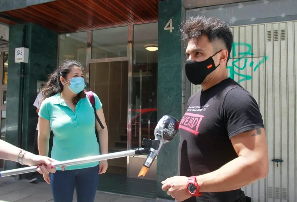 Vecinos del edificio de la calle Nicol&aacute;s Salmer&oacute;n de Santander. / J. R. Gonz&aacute;lez