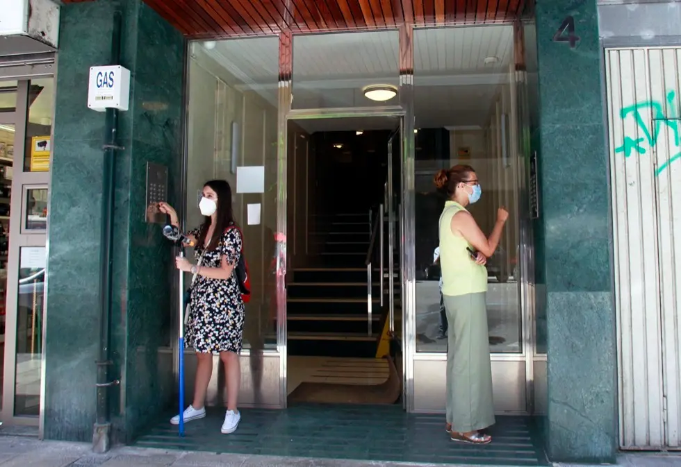 Vecinos del edificio de la calle Nicol&aacute;s Salmer&oacute;n de Santander. / J. R. Gonz&aacute;lez