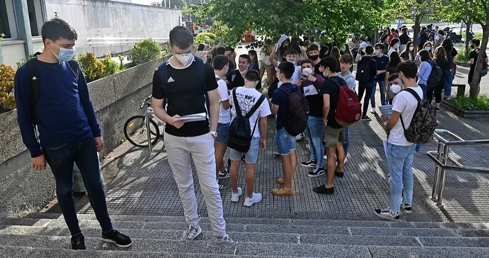 Los j&oacute;venes esperando para entrar a las aulas. / Hardy