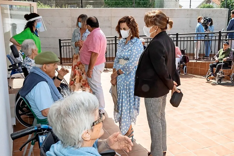 Autoridades conversando con los residentes en el CAD de Meruelo. / Alerta