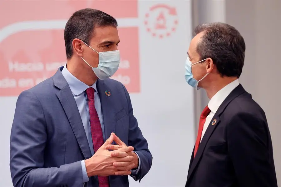 El presidente del Gobierno, Pedro S&aacute;nchez (i), y el ministro de Ciencia, Pedro Duque (d), conversan durante el lanzamiento, este jueves, del Plan para reforzar el Sistema de Ciencia, Tecnolog&iacute;a e Innovaci&oacute;n en Espa&ntilde;a, que tendr&aacute; en la investigaci&oacute;n epidemiol&oacute;gica y la medicina preventiva uno de sus pilares b&aacute;sicos. EFE/ Mariscal pool