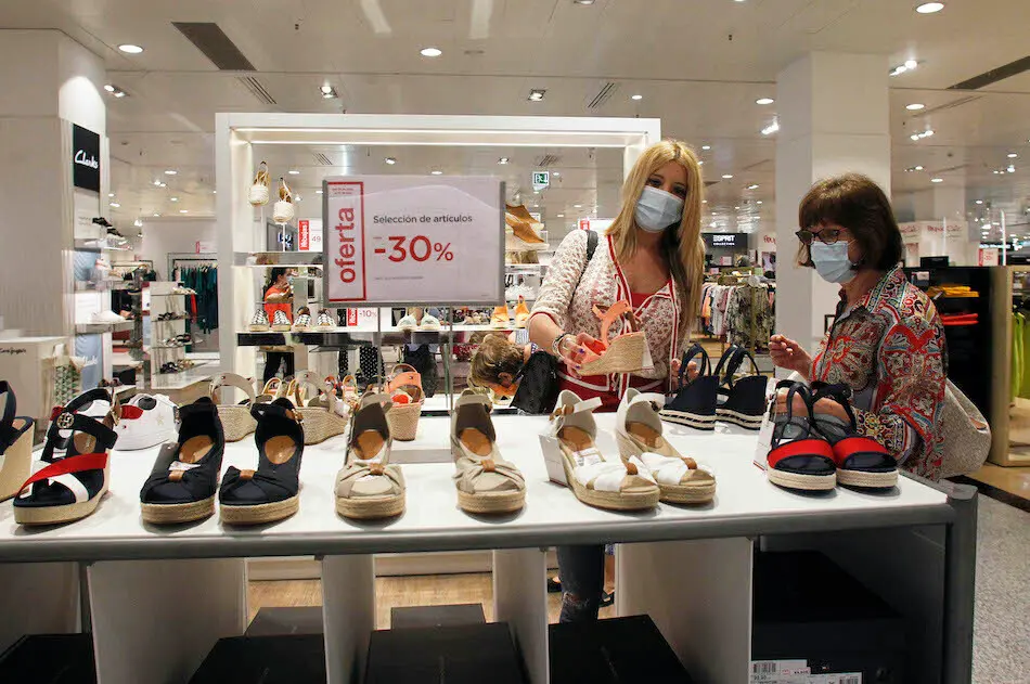 Dos personas ojean art&iacute;culos en el Corte Ingles de Santander. / J. R. Gonz&aacute;lez