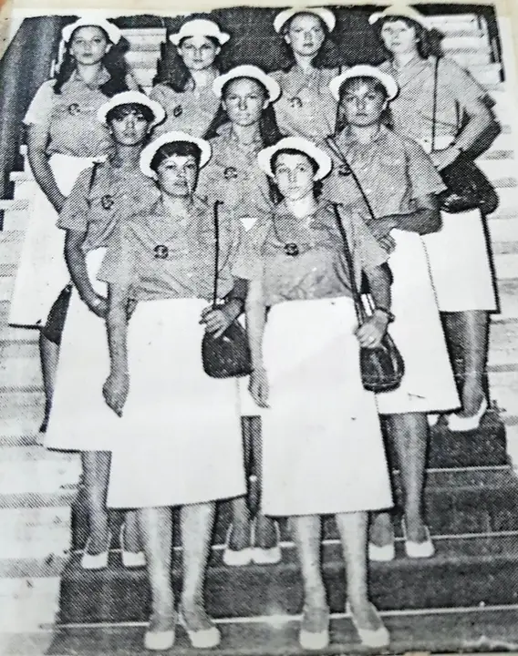 Las f&eacute;minas, perfectamente uniformadas, en la escalinata del Ayuntamiento.
