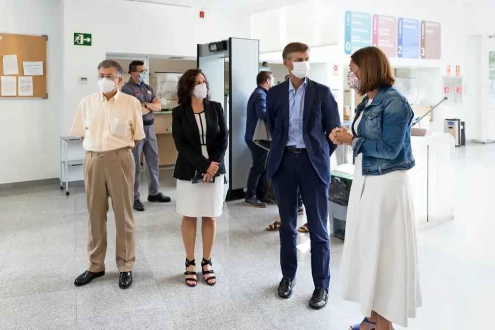 Paula Fern&aacute;ndez y L&oacute;pez del Moral durante la visita. / alerta