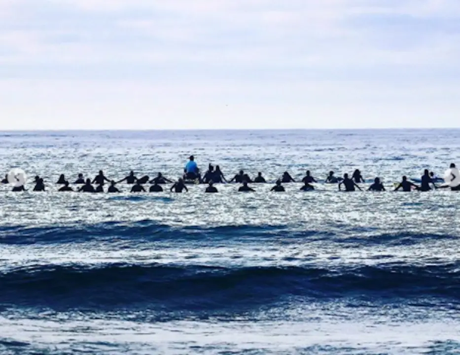 Los surfistas remaron mar adentraron sobre sus tablas, donde formaron un c&iacute;rculo y levantaron todos juntos las manos, depositando las cenizas de su amigo del alma en las aguas de la playa tapiega