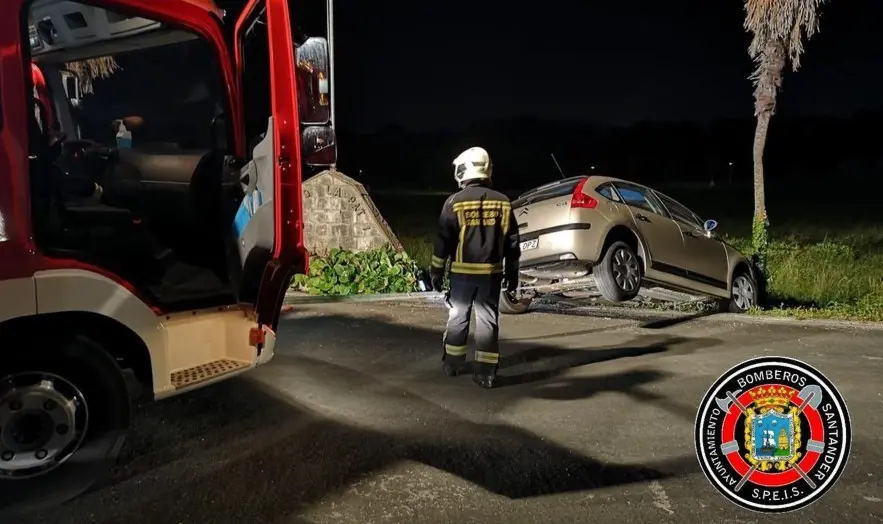 La mujer qued&oacute; atrapada en su cocoche. / BOMBEROS SANTANDER