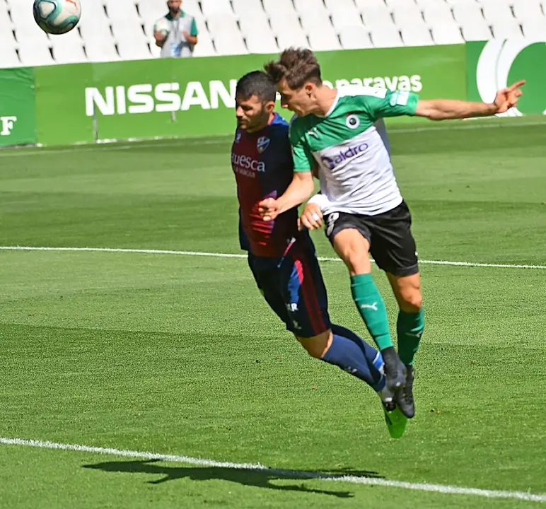 Guillermo, cabeceando el bal&oacute;n que dar&iacute;a la victoria al Racing en el partido de ayer. / Hardy
