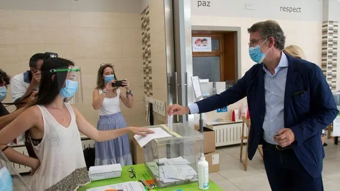 Alberto N&uacute;&ntilde;ez Feij&oacute;o vota en Vigo. / SALVADOR SAS