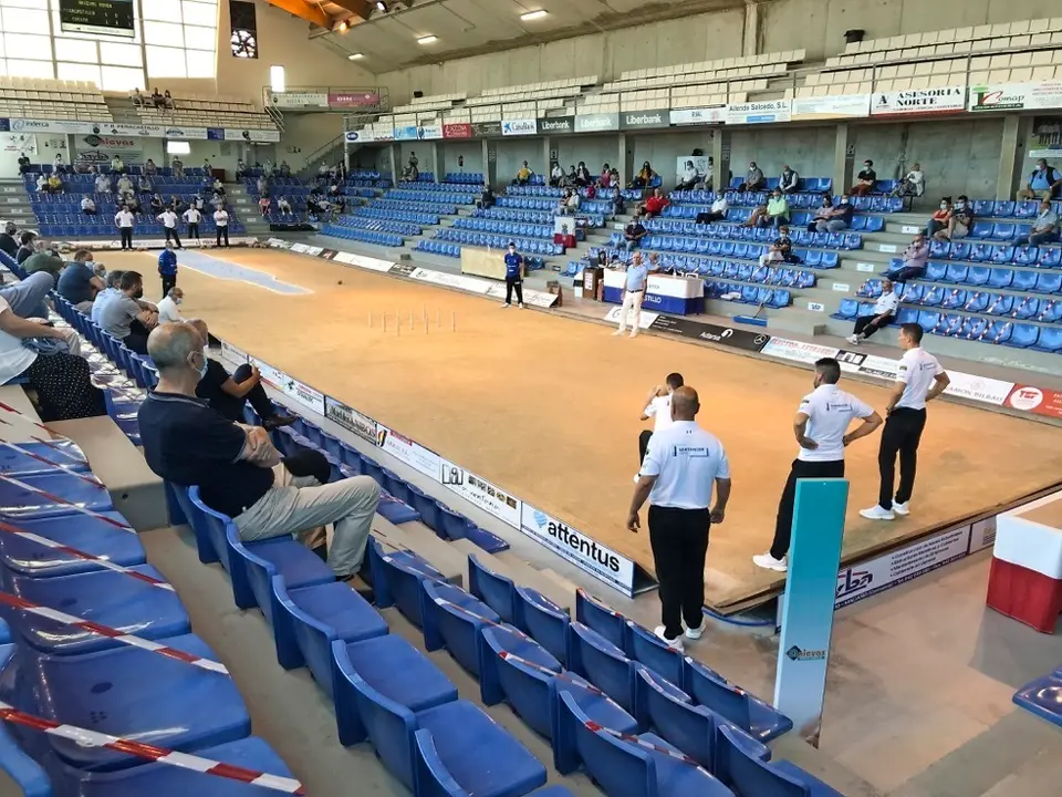 Los jugadores de la Pe&ntilde;a Pe&ntilde;acastillo Anievas Mayba birlando ayer en la bolera Mateo Grijuela. / hoyos