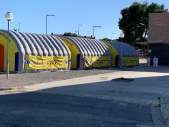 &Aacute;rea sanitaria m&oacute;vil instalada junto al Hospital Universitario Arnau de Vilanova de Lleida. - EUROPA PRESS