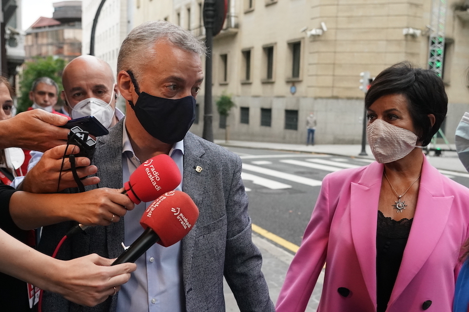 El lehendakari y candidato a la reelecci&oacute;n por el PNV, I&ntilde;igo Urkullu, acompa&ntilde;ado de su mujer Luc&iacute;a Arieta-Araunabe&ntilde;a, ofrece declaraciones a los medios de comunicaci&oacute;n a su llegada a Sabin Etxea  durante la noche electoral del 12J  para seguir en la sede del partido los resultados de las votaciones de las elecciones vascas, en Bilbao, Vizcaya, Pa&iacute;s Vasco (Espa&ntilde;a) a 12 de julio de 2020.

12 JULIO 2020;ESCRUTINIO;VOTACIONES;ELECCIONES AUTON&Oacute;MICAS;EUSKADI;PA&Iacute;S VASCO

12/7/2020