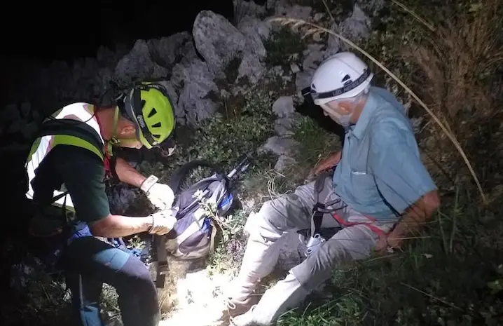Momento del rescate al anciano de 82 a&ntilde;os rescatado por el GREIM.