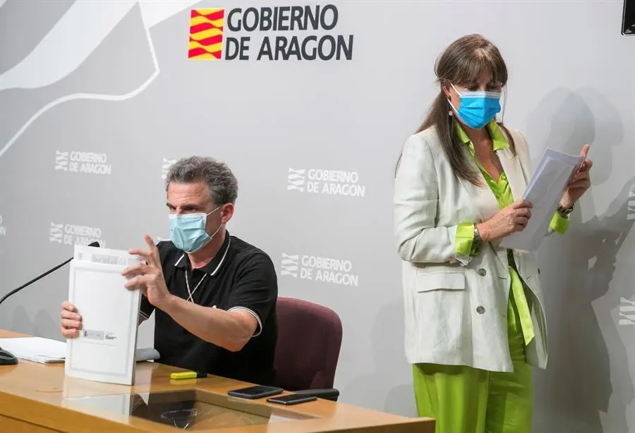 La consejera de Sanidad del Gobierno de Arag&oacute;n, Sira Repoll&eacute;s (d), y el director general de Salud P&uacute;blica, Francisco Javier Falo (i), han anunciado que Zaragoza y su &aacute;rea de influencia y la ciudad de Huesca retroceden desde este lunes a la fase 2 de la desescalada, en una concepci&oacute;n flexibilizada seg&uacute;n el Gobierno de Arag&oacute;n, por el incremento de casos detectados en estas zonas y una tendencia que se detecta al alta. EFE/Javier Cebollada